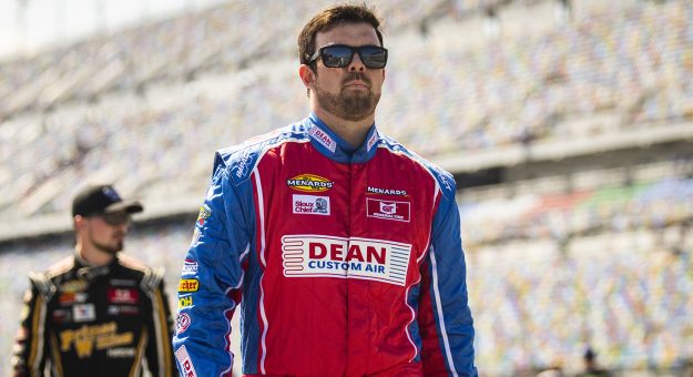 Visit NOTEBOOK: Venturini Motorsports, Toyota Racing give Gus Dean a ‘new element’ at Kansas page